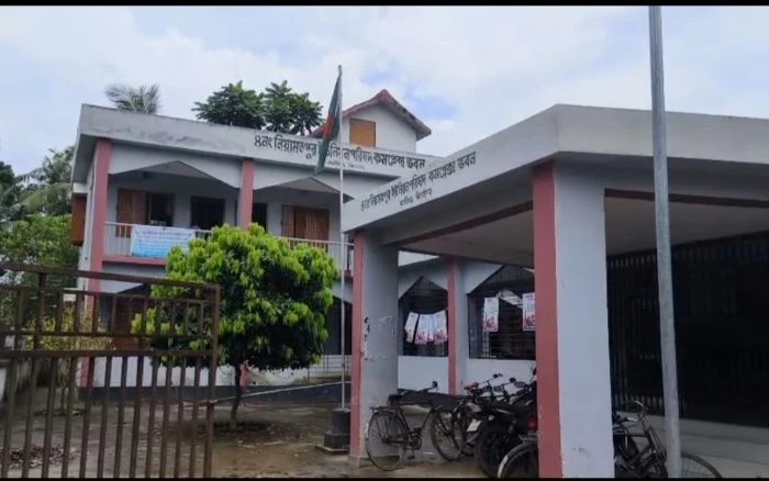 কালীগঞ্জে নিম্নমানের সামগ্রী দিয়ে রাস্তা নির্মাণ: ইট-বালি বাড়িতে নিলেন ইউপি সদস্য